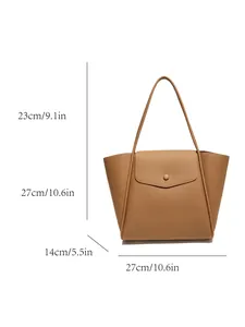 Borsa tote in pelle marrone con dimensioni indicate, altezza 23 cm e larghezza 27 cm