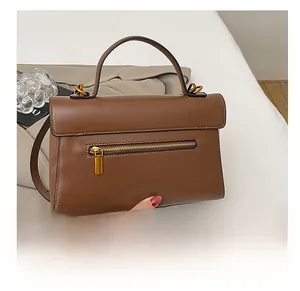 Détail du sac à main marron avec une poche arrière zippée dorée sécurisée