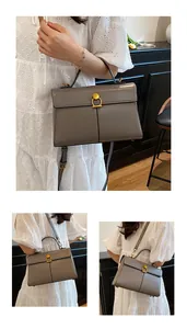 Vue détaillée du sac cabas taupe avec fermoir doré et diverses options de portée