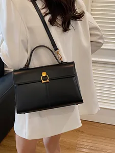 Sac à main minimaliste noir avec boucle dorée et bandoulière pour le travail quotidien
