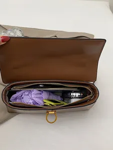 Grand sac cabas minimaliste avec rabat en cuir marron et rangement intérieur spacieux