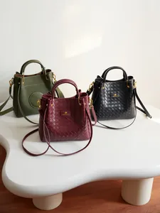 Sac seau femme en cuir tressé en trois couleurs avec bandoulière et poignée supérieure