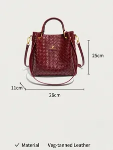 Sac seau bordeaux en cuir tressé avec poignées et bandoulière réglable pour le transport
