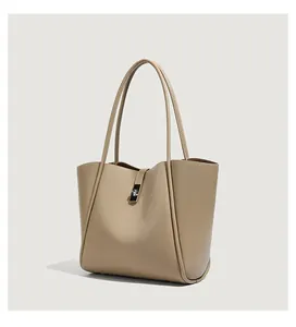 Detail van kaki tote bag met hoogwaardig leer met lychee-textuur en zilveren metalen slot