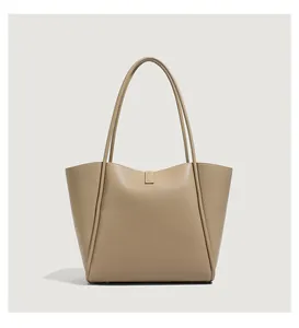 Detailopname van de kaki lychee leertextuur op een grote minimalistische tote bag