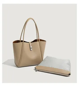Detail van beige lederen shopper set met metalen draaisluiting en ritszakje