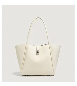 Detail van beige lederen shopper met zilveren draaisluiting en fijne korrelstructuur