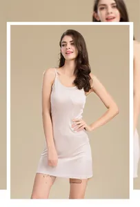Detail eines Seidensatin-Unterkleids in Champagnerrosa mit schmalen Spaghetti-Trägern