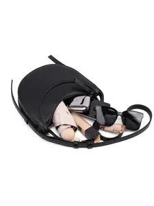 Bolso bandolera de media luna negro con gran capacidad para los traslados diarios
