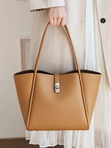 Bruine tote bag van generfd leer met zilveren slot en lange handvatten voor dames