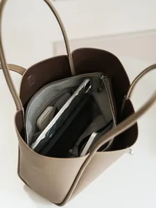 Ruime kaki tote bag van generfd leer met interne opbergvakken voor dagelijks gebruik