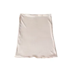 Elegante gonna a trapezio in raso di seta champagne con finitura lucida e design pulito