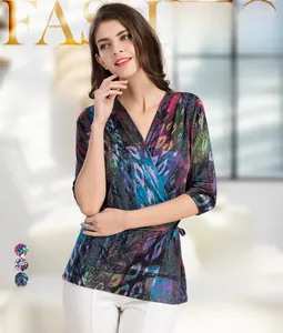 Détail du chemisier en soie de mûrier 100% montrant l'imprimé floral et le col en V chic