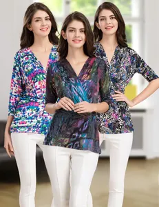 Trois variantes de hauts cache-cœur à col en V avec motifs géométriques et floraux