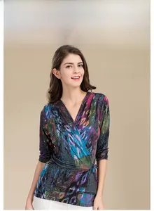 Détail du cardigan en soie à col en V avec des motifs abstraits de peinture à l'huile