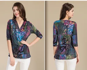 Vue avant et arrière du cardigan en soie avec col en V et imprimé floral abstrait