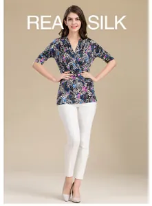 Détail du cardigan en soie imprimée de luxe avec col en V et manches trois-quarts