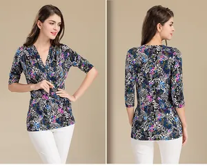 Détail du cardigan en soie imprimé avec col en V et motifs floraux et zébrés