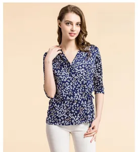 Détail du cardigan en soie bleu marine avec imprimé cercle et décolleté en V croisé