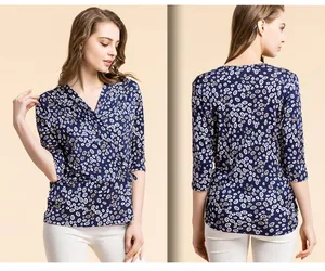 Détail du cardigan cache-cœur en soie avec col en V, imprimé bleu et manches trois-quarts