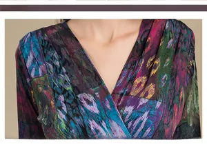 Détail du col en V croisé et de l'imprimé floral artistique sur le cardigan en soie