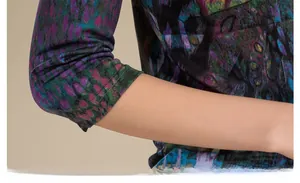 Détail des manches trois-quarts sur cardigan en soie imprimé au motif floral abstrait