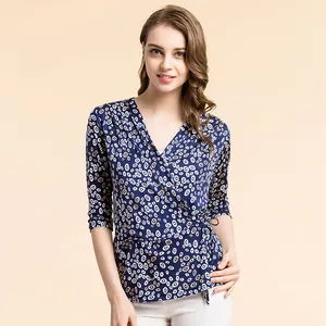 Cardigan élégant en soie avec imprimé abstrait bleu et blanc et fermeture à nouer