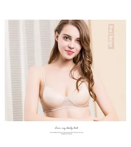 Nahtloser beige Seiden-BH mit dünnen Trägern an einem Model in gemütlicher Umgebung