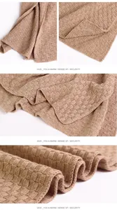 Detail van dikke zijden kasjmier sjaal met premium wafeltextuur in camelkleur