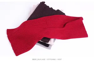 Détail de cache-cols en tricot de soie et cachemire en cinq coloris