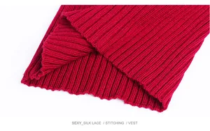 Détail d'un tour de cou en soie et cachemire rouge avec maille côtelée et texture douce