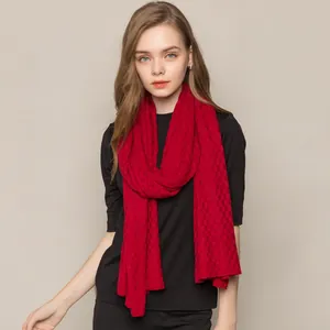 Rode zijden kasjmier gebreide sjaal voor dames met elegante dambordtextuur voor de winter