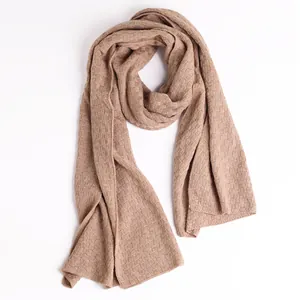 Dikke zijden kasjmier gebreide sjaal in camel met een klassiek ruitjespatroon