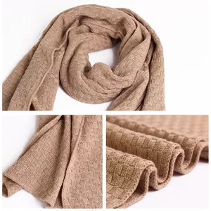 Gebreide zijden kasjmier sjaal voor dames in camel met dik vierkant getextureerd patroon