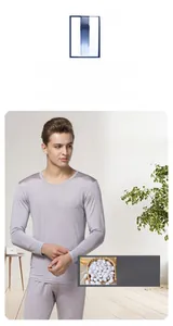 Detailansicht der glatten Strickware aus 100% Maulbeerseide für Herren-Thermouse-Set