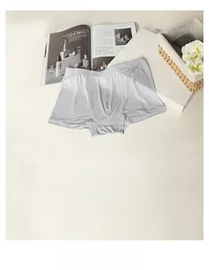 Gros plan sur un boxer en soie pour homme avec poche en U et entrejambe double épaisseur respirant