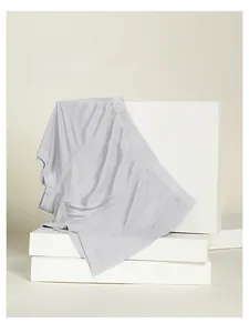 Vue détaillée du boxer en soie de mûrier gris clair offrant une texture lisse et respirante