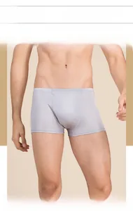 Détail du boxer en soie gris argenté montrant la texture lisse et le tissu respirant