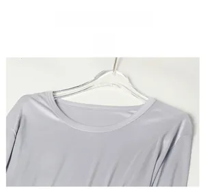 Nahaufnahme eines hellgrauen Seiden-Thermoshirts mit Rundhalsausschnitt und Textur