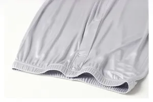 Detail der hellgrauen Seidenunterhose mit elastischem Bund und glattem Stoffgewebe