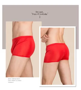 Détail du boxer en soie rouge pour homme montrant le tissu brillant et la coupe sans couture