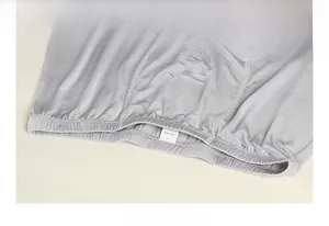 Vue macro de l'étiquette 100% soie sur le caleçon pour hommes gris clair