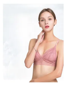 Détail du soutien-gorge triangle en soie française montrant la dentelle sans armature