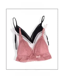 Détail de trois soutiens-gorge en dentelle et soie en noir, blanc et rose poudré
