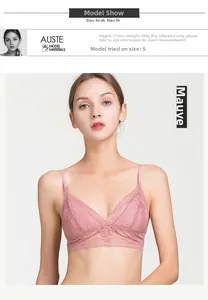 Détail d'une bralette triangle en soie rose avec dentelle florale et large bande de dentelle