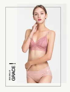 Détails d'un ensemble soutien-gorge et culotte en soie rose avec bonnets triangles en dentelle