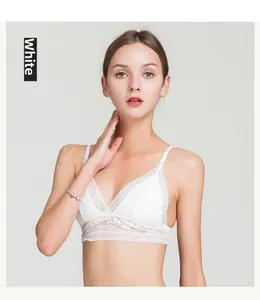 Détail d'une bralette en soie blanche avec dentelle délicate et fines bretelles