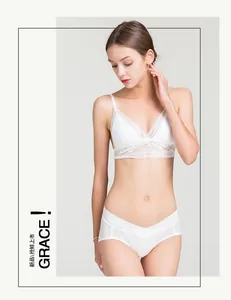 Détail d'une bralette en dentelle de soie blanche avec fines bretelles et culotte
