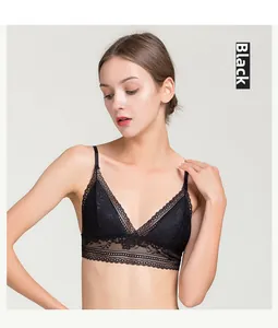 Gros plan sur la bralette noire en soie avec dentelle florale et bretelles fines