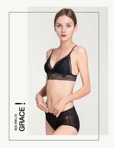 Détail d'un ensemble soutien-gorge en dentelle noire et culotte en résille de style français